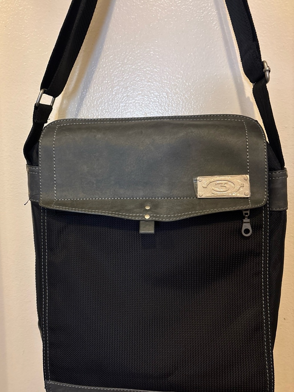 VTG Halo3 Messenger Nylon Bag. Black Mesh/Canvas Body Grey Trim Metal Logo. New